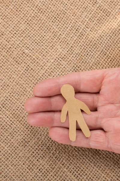 Papel em forma de homem na mão na vista — Fotografia de Stock