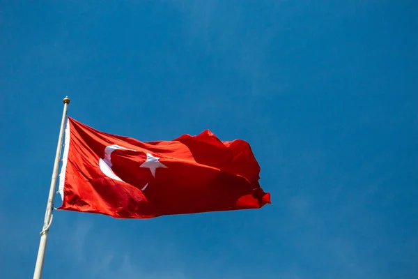 Τουρκική εθνική σημαία με λευκό αστέρι και φεγγάρι στον ουρανό — Φωτογραφία Αρχείου