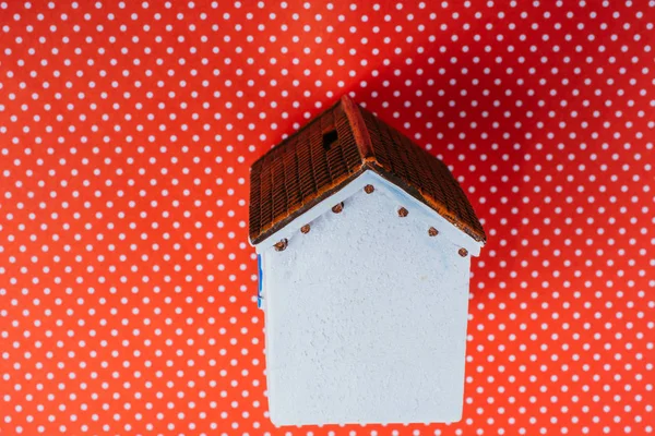 Lilla modell huset på en färg bakgrund — Stockfoto