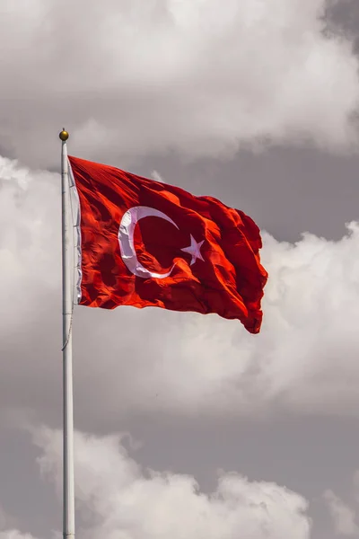 Turecki flagi narodowej w widoku powiesić na wolnym powietrzu — Zdjęcie stockowe