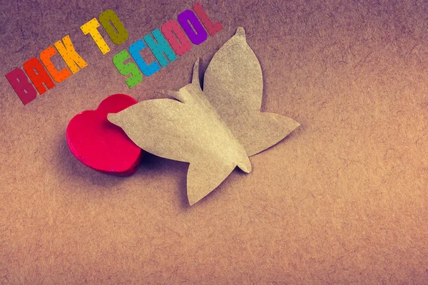 Pillangó vágott papír és piros szív ikon — Stock Fotó