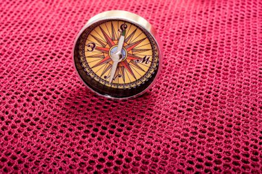 Seyahat etme ve hayatınızı bulma konsepti olarak pusula 