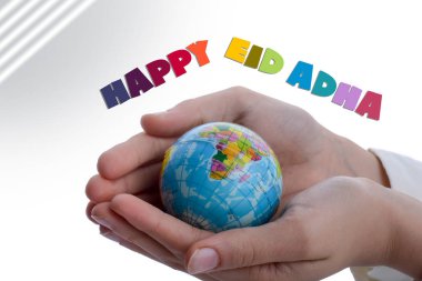 çocuk elinde bir küre