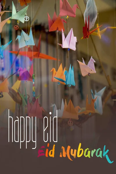 Kleurrijke papieren origami vogels gebonden aan tekenreeksen — Stockfoto