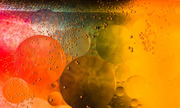 Renkli arka plan üzerinde su yağı emülsiyon makro çekim