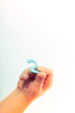 Bir çocuğun elinde ahşap 2 numara iki