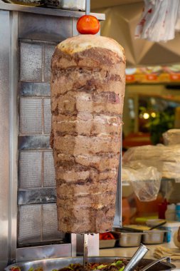 Geleneksel Türk Donör Kebabı veya metal şiş kebap