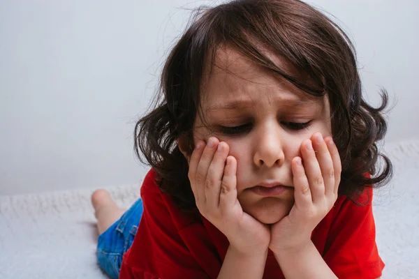 Smutný Dětský portrét s emocemi na tváři — Stock fotografie
