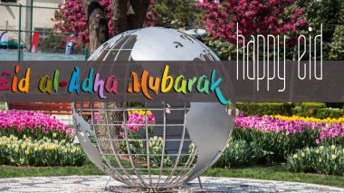 Küçük model küre bahçede metal yapılmış
