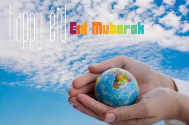 Elinde küçük bir model küre tutan el