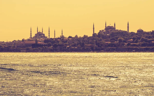 Mezquita de estilo otomano en Estambul — Foto de Stock