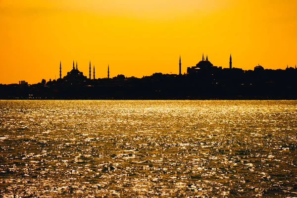 Mesquita de estilo otomano em Istambul — Fotografia de Stock