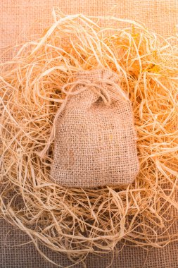 Çuvala tuval arka plan üzerine yerleştirilen