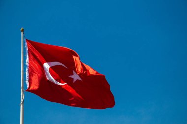Gökyüzünde beyaz yıldız ve ay olan Türk ulusal bayrağı
