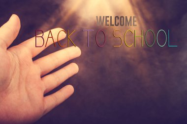 El siyah dumanlı arka plan üzerine bir jest yapma