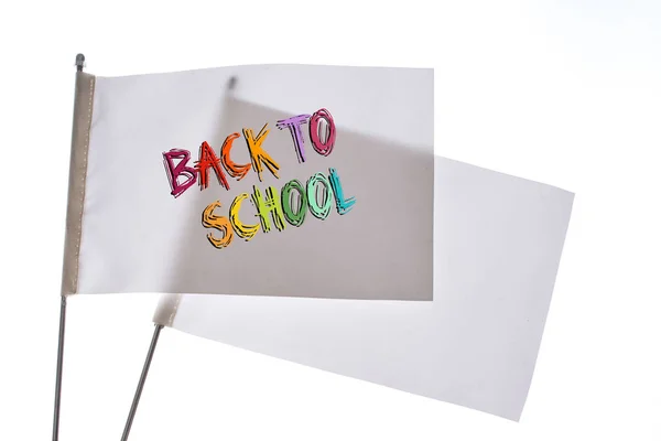 Deux drapeaux blancs sur un fond blanc dans l'affichage — Photo