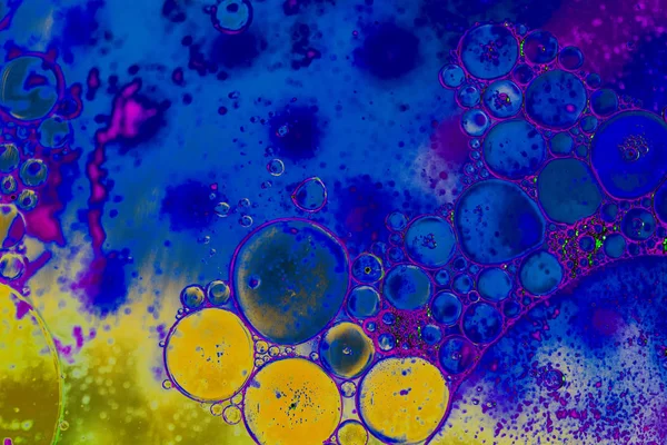 Renkli arka plan üzerinde su yağı emülsiyon makro çekim