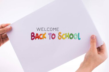 Bir beyaz boş sayfa tutan el