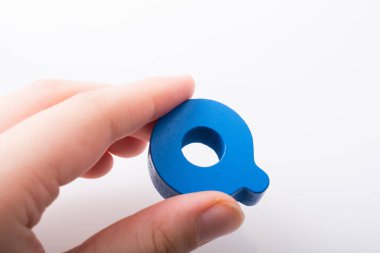 Alfabenin Q harfini tutan el