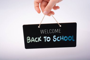 Dikdörtgen şekilli siyah bildirim tahtası el