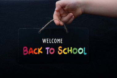 Dikdörtgen şekilli siyah bildirim tahtası el