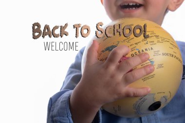 Bebek bir küre tutan