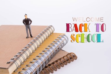 Defterlerin üzerinde duran figür