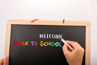 Bir kara tahta tutan el