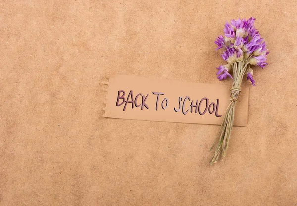 Volver a la escuela con letras ramo de flores —  Fotos de Stock