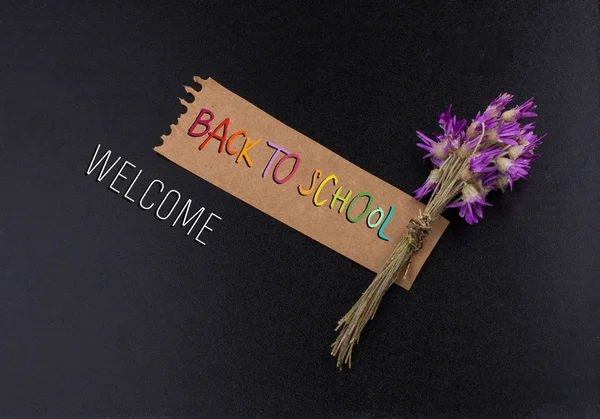 Voltar à escola lettering com buquê de flores — Fotografia de Stock