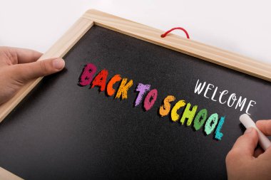 Bir kara tahta tutan el