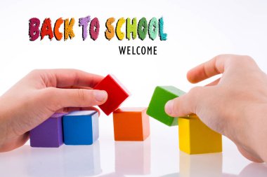 Küpleri ile oynarken el