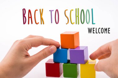 Küpleri ile oynarken el