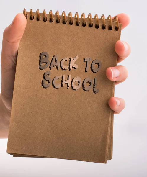 Kezében egy barna színű notebook — Stock Fotó