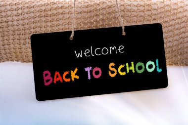 Beyaz dikdörtgen şekilli siyah uyarı tahtası