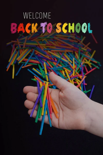 Kid spelen met gekleurde houten stokken voor creativiteit — Stockfoto