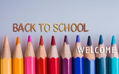  beyaz bir arka plan üzerine yerleştirilen renkli kalemler