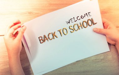 Ahşap arka planda kağıt el tutma levhalar