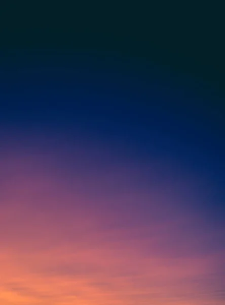 Atardecer y amanecer cielo dorado. con increíble crepúsculo — Foto de Stock