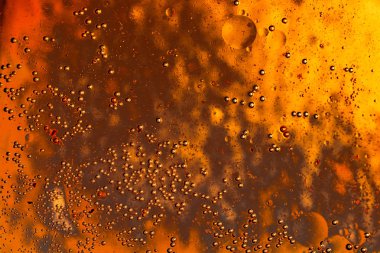 Renkli arka plan üzerinde su yağı emülsiyon makro çekim