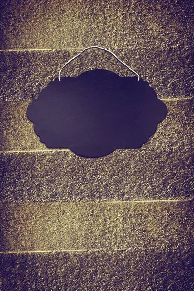 Tablero de letrero vacío negro con cuerda para colgar —  Fotos de Stock