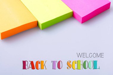 Beyaz arka plan üzerine not almak için not defteri gönder