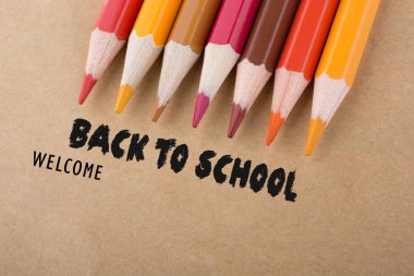 Renkli kalemler ve okul başlık için geri 