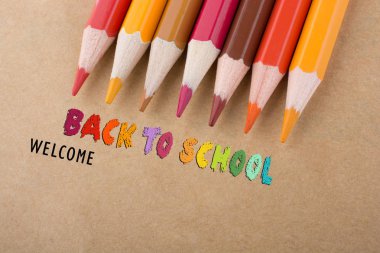 Renkli kalemler ve okul başlık için geri 