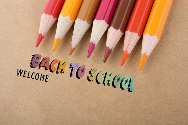 Renkli kalemler ve okul başlık için geri 