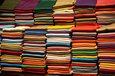 Çeşitli renk ve türü kumaş örnekleri