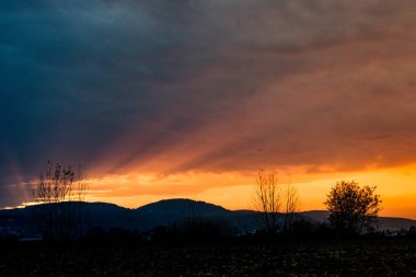 Kırsal kesimde kırsal arazide gün batımı