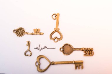  Beyaz arka planda retro tarzı anahtar yanında eğitim ifadeler