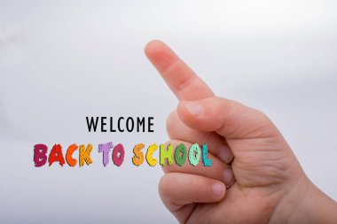 Beyaz arkaplanı işaret eden eller