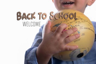 Bebek bir küre tutan